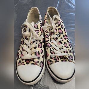 Ladies sz 9 Obtaom cheetah print on beige shoes